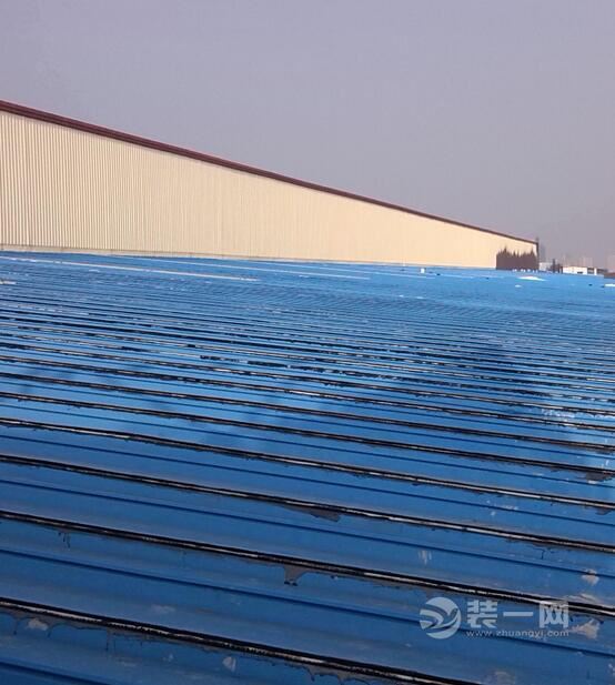 办公楼屋顶塌了!成都装修网揭彩钢瓦屋顶使用