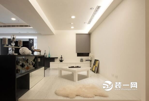 大片矩形水泥板墙面有放大的效果,成都装修公司认为,这样让整体空间有延伸感,进而创造出宽阔的视感。 层层堆叠的天花板设计,结合灯光营造和窗外的自然光,让光线流转于室,带来丰富的表情层次。 设计拆除书房隔间墙后,以半高沙发墙为隔间,将两个空间的自然光得以相互流通和分享。