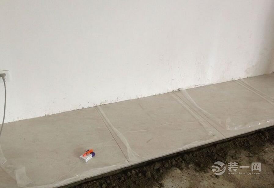 成都装修网：华润凤凰城三期106m²装修日记——卫生间贴砖