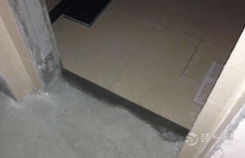 成都装修网：华润凤凰城三期106m²装修日记——卫生间贴砖