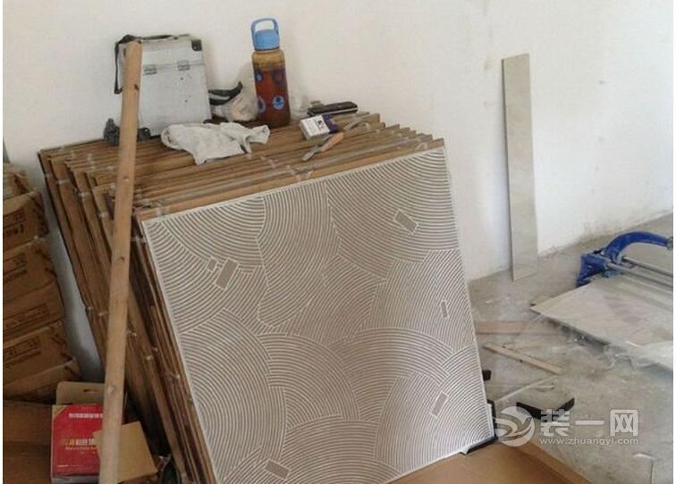 成都装修网：华润凤凰城三期106m²装修日记——卫生间贴砖