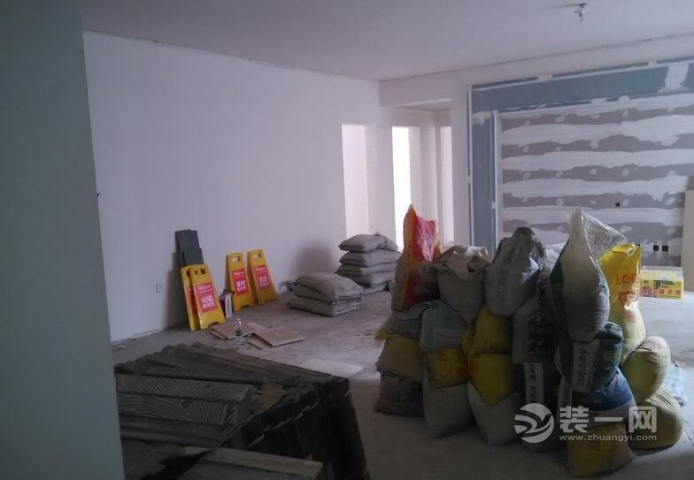 成都郫县装修网：工人进场 快来看看超规整的铺砖工地长啥样